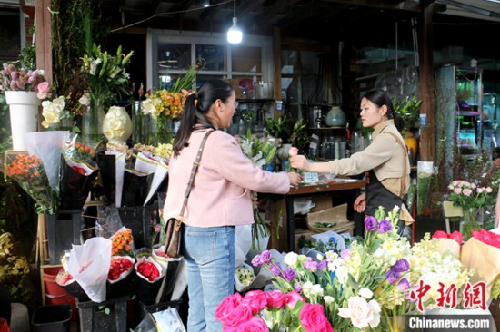 耀世娱乐：鲜花消费日常化 中国年轻人把春天“带回家”